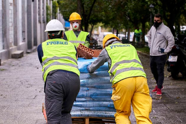 April 13, 2020, Madrid, Spain: Constructors wearing face masks as a preventive measure resume back to work at a construction site during a nationwide lockdown..Thousands of Spaniards resume back to their jobs after finishing the standstill of all work activities and services not essentials and to return to original alarm state and lockdown since the outbreak of coronavirus (COVID-19) began in Spain Madrid Spain - ZUMAs197 20200413_zaa_s197_098 Copyright: xLeganxP.xMacex