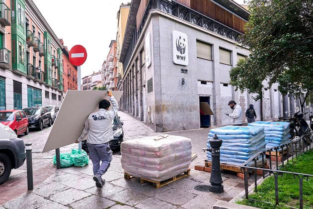 April 13, 2020, Madrid, Spain: Constructors wearing face masks as a preventive measure resume back to work at a construction site during a nationwide lockdown..Thousands of Spaniards resume back to their jobs after finishing the standstill of all work activities and services not essentials and to return to original alarm state and lockdown since the outbreak of coronavirus (COVID-19) began in Spain Madrid Spain - ZUMAs197 20200413_zaa_s197_101 Copyright: xLeganxP.xMacex