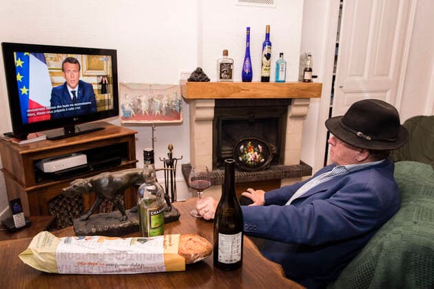 News Themen der Woche KW16 Chambery, France April 13, 2020 - A A confined French man in watching on television the speech of the French President Emmanuel Macron concerning the COVID19 health crisis ALLOCUTION, MACRON, PRESIDENT DE LA REPUBLIQUE, DISCOURS, COVID19, CRISE SANITAIRE, CONFINEMENT, SANTE, CORONAVIRUS, POLITIQUE  Copyright: xVincentxIsorex