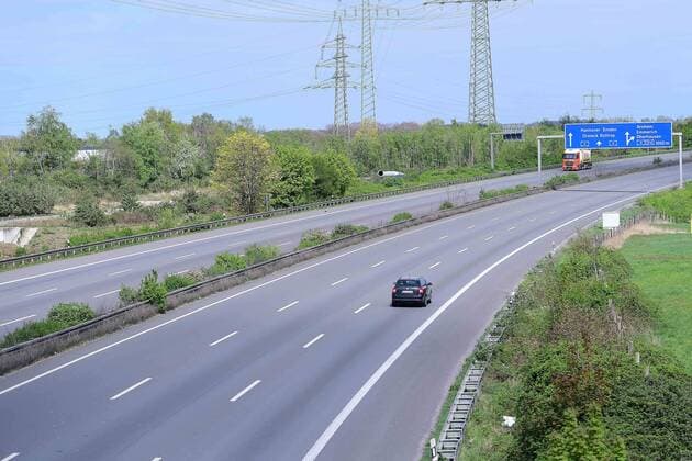 Coronavirus - Osterreiseverkehr am 13.04.2020 in Oberhausen Fast keine Autos sind am Ostermontag ( 13.04.2020 ) auf der Autobahn A3 in Oberhausen zu sehen.