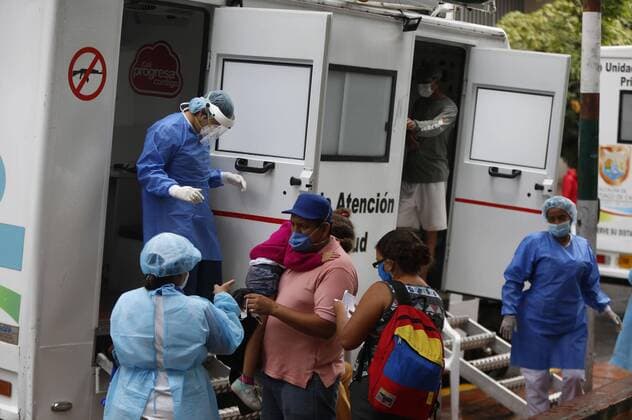 Venezuelan citizens await for medical attention at the town hall of Cali, Colombia, 13 April 2020, during a health and identification day for 200 Venezuelans who will leave by bus from Cali to the Cucuta border tomorrow to return to their country. 200 Venezuelans will leave by bus from Cali to Cucuta, in order to return to their country !ACHTUNG: NUR REDAKTIONELLE NUTZUNG!  Copyright: xERNESTOxGUZMANxJRx AME2227 20200413-637224094566034176