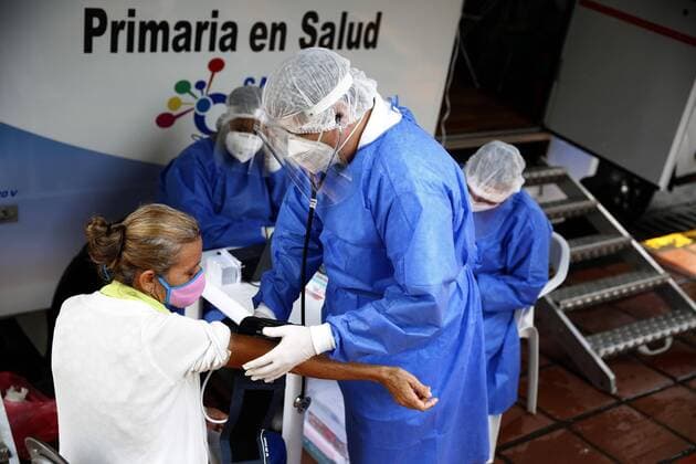 Venezuelan citizens await for medical attention at the town hall of Cali, Colombia, 13 April 2020, during a health and identification day for 200 Venezuelans who will leave by bus from Cali to the Cucuta border tomorrow to return to their country. 200 Venezuelans will leave by bus from Cali to Cucuta, in order to return to their country !ACHTUNG: NUR REDAKTIONELLE NUTZUNG!  Copyright: xERNESTOxGUZMANxJRx AME2223 20200413-637224094601502697