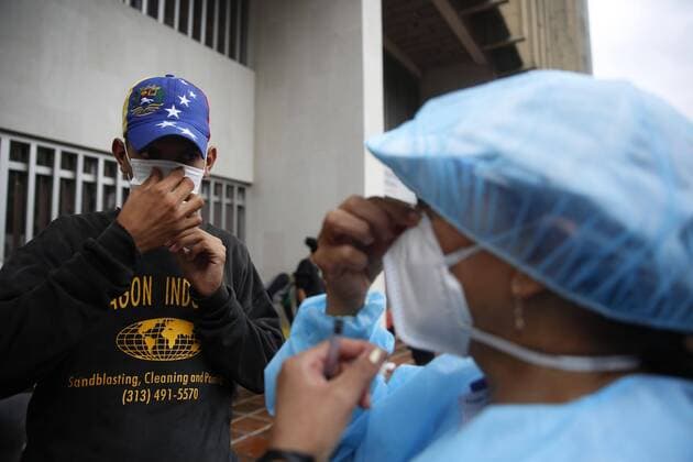 Venezuelan citizens await for medical attention at the town hall of Cali, Colombia, 13 April 2020, during a health and identification day for 200 Venezuelans who will leave by bus from Cali to the Cucuta border tomorrow to return to their country. 200 Venezuelans will leave by bus from Cali to Cucuta, in order to return to their country !ACHTUNG: NUR REDAKTIONELLE NUTZUNG!  Copyright: xERNESTOxGUZMANxJRx AME2230 20200413-637224094622283811