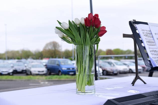 Ostergottesdienst im Autokino am 13.04.2020 in Düsseldorf Durch den evangelischen Gottesdienst führt Pfarrer Heinrich Fucks. Der Altar befindet sich auf einem Lastwagen, der vor der Leinwand des Autokinos positioniert wurde. Die Predigt des Pfarrers wird über das Audiosystem des Autokinos in die Radios der teilnehmenden Fahrzeuge übertragen. Das Düsseldorfer Autokino wurde als Reaktion auf die Schließung von Kinos im Zuge der Corona-Pandemie aufgebaut.