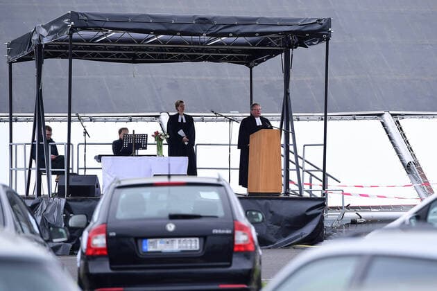 Ostergottesdienst im Autokino am 13.04.2020 in Düsseldorf Durch den evangelischen Gottesdienst führt Pfarrer Heinrich Fucks. Der Altar befindet sich auf einem Lastwagen, der vor der Leinwand des Autokinos positioniert wurde. Die Predigt des Pfarrers wird über das Audiosystem des Autokinos in die Radios der teilnehmenden Fahrzeuge übertragen. Das Düsseldorfer Autokino wurde als Reaktion auf die Schließung von Kinos im Zuge der Corona-Pandemie aufgebaut.