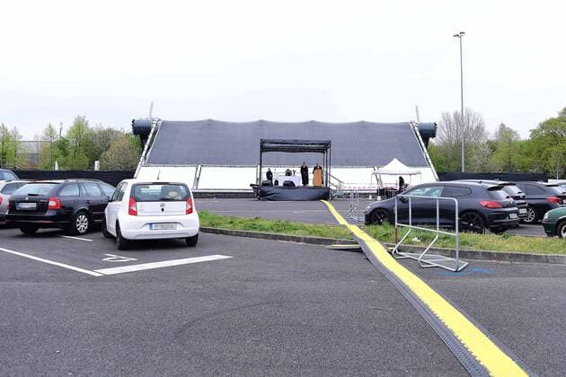Ostergottesdienst im Autokino am 13.04.2020 in Düsseldorf Durch den evangelischen Gottesdienst führt Pfarrer Heinrich Fucks. Der Altar befindet sich auf einem Lastwagen, der vor der Leinwand des Autokinos positioniert wurde. Die Predigt des Pfarrers wird über das Audiosystem des Autokinos in die Radios der teilnehmenden Fahrzeuge übertragen. Das Düsseldorfer Autokino wurde als Reaktion auf die Schließung von Kinos im Zuge der Corona-Pandemie aufgebaut.
