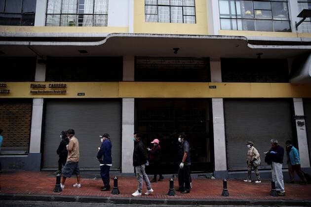 Ecuadorian citizens with masks approach supermarkets this Monday, during the quarantine decreed by the Government, in Quito, Ecuador 13 April 2020. Monitoring of coronavirus crisis in Ecuador !ACHTUNG: NUR REDAKTIONELLE NUTZUNG!  Copyright: xJosexJacomex AME2260 20200413-637224115135301476