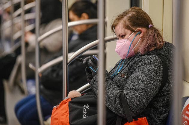 (200413) -- MOSCOW, April 13, 2020 (Xinhua) -- A woman wearing a face mask is seen on a subway train in Moscow, Russia, on April 13, 2020. Russia has registered a total of 18,328 cases of COVID-19 as of Monday, with the number of infected rising by a new daily record of 2,558, and the death toll reaching 148. (Xinhua Evgeny Sinitsyn) RUSSIA-MOSCOW-COVID-19-CASES 
