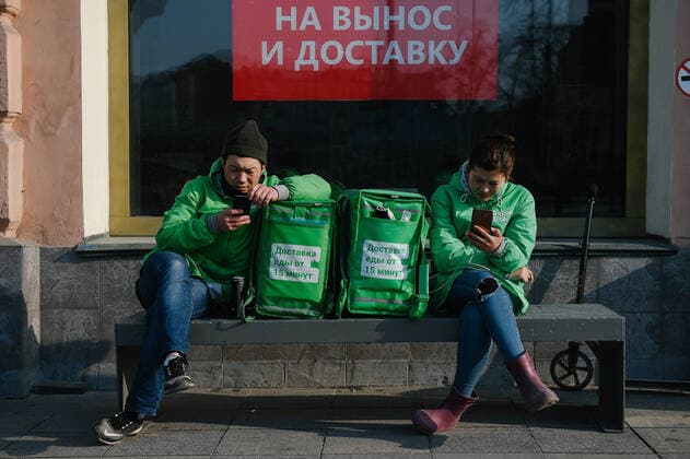 (200413) -- MOSCOW, April 13, 2020 (Xinhua) -- Delivery service workers wait for orders in Moscow, Russia, on April 13, 2020. Russia has registered a total of 18,328 cases of COVID-19 as of Monday, with the number of infected rising by a new daily record of 2,558, and the death toll reaching 148. (Xinhua Evgeny Sinitsyn) RUSSIA-MOSCOW-COVID-19-CASES 