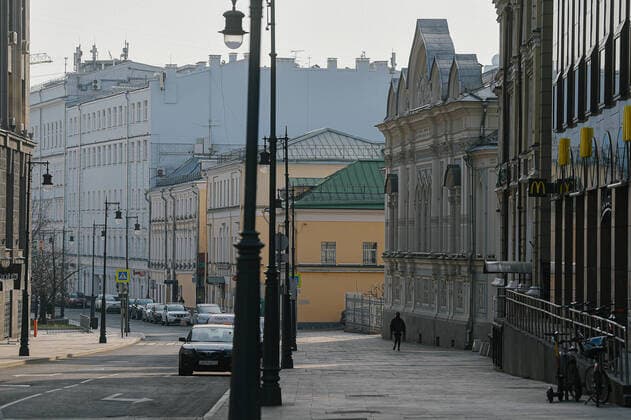 (200413) -- MOSCOW, April 13, 2020 (Xinhua) -- An almost-empty street is seen in Moscow, Russia, on April 13, 2020. Russia has registered a total of 18,328 cases of COVID-19 as of Monday, with the number of infected rising by a new daily record of 2,558, and the death toll reaching 148. (Xinhua Evgeny Sinitsyn) RUSSIA-MOSCOW-COVID-19-CASES 