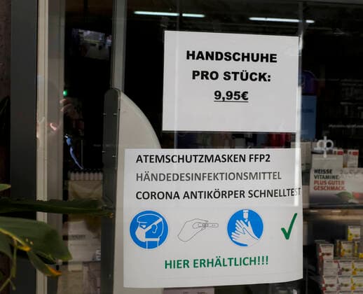 CORONA-PANDEMIE,CORONAVIRUS,COVID-19,Hinweischilder mit der Aufschrift Handschuhe pro Stück:9,95â‚¬,Atemschutzmasken FFP2,Händedesinfektionsmittel,Corona Antikörper Schnelltest,hier erhältlich,fotografiert am 13.04.2020 im Schaufenster einer Apotheke in der Stadt Essen im Ruhrgebiet im Bundesland Nordrhein-Westfalen ( NRW ). Â