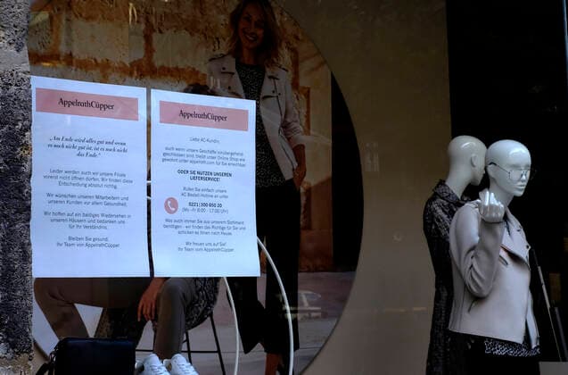 CORONA-PANDEMIE,CORONAVIRUS,COVID-19,Hinweisschild mit der Aufschrift: Am Ende wird alles gut und wenn es noch nicht gut ist,ist es noch nicht das Ende,fotografiert am 13.04.2020 im Schaufenster eines Modeladen in der Stadt Essen im Ruhrgebiet im Bundesland Nordrhein-Westfalen ( NRW ). Â