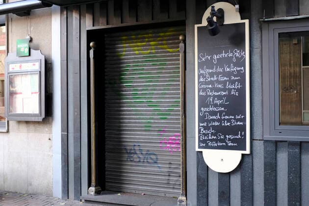 CORONA-PANDEMIE,CORONAVIRUS,COVID-19,Hinweistafel,eines Restaurants an seine Gäste,fotografiert am 13.04.2020 in der Stadt Essen im Ruhrgebiet im Bundesland Nordrhein-Westfalen ( NRW ). Â