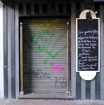 CORONA-PANDEMIE,CORONAVIRUS,COVID-19,Hinweistafel,eines Restaurants an seine Gäste,fotografiert am 13.04.2020 in der Stadt Essen im Ruhrgebiet im Bundesland Nordrhein-Westfalen ( NRW ). Â