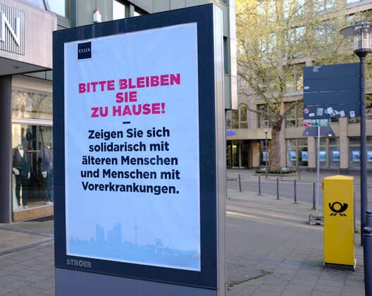 CORONA-PANDEMIE,CORONAVIRUS,COVID-19,Plakat,Bitte bleiben sie zu Hause,fotografiert am 13.04.2020 in der Stadt Essen im Ruhrgebiet im Bundesland Nordrhein-Westfalen ( NRW ). Â