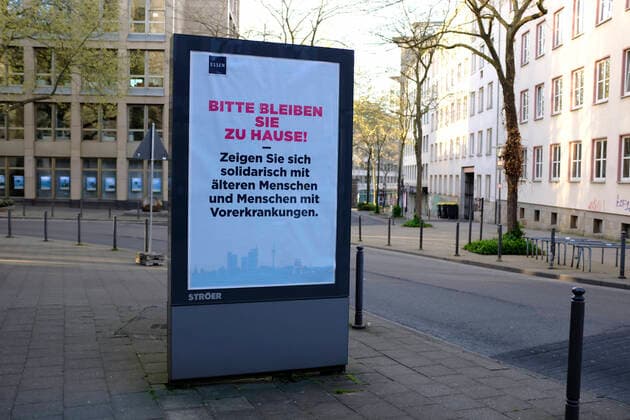 CORONA-PANDEMIE,CORONAVIRUS,COVID-19,Plakat,Bitte bleiben sie zu Hause,fotografiert am 13.04.2020 in der Stadt Essen im Ruhrgebiet im Bundesland Nordrhein-Westfalen ( NRW ). Â