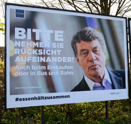 CORONA-PANDEMIE,CORONAVIRUS,COVID-19,Ex-Fussball-Trainer Otto Rehagel auf einem Plakat mit dem Hinweis,BITTE NEHMEN SIE RÜCKSICHT AUFEINANDER!,fotografiert am 13.04.2020 in der Stadt Essen im Ruhrgebiet im Bundesland Nordrhein-Westfalen ( NRW ). Â