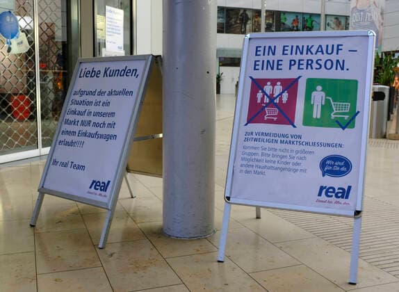 CORONA-PANDEMIE,CORONAVIRUS,COVID-19,Hinweisschilder vor einem Realmarkteingang an seine Kunden,,fotografiert am 13.04.2020 in der Stadt Essen im Ruhrgebiet im Bundesland Nordrhein-Westfalen ( NRW ). Â