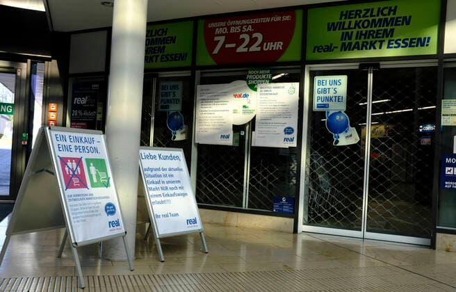 CORONA-PANDEMIE,CORONAVIRUS,COVID-19,Hinweisschilder vor einem Realmarkteingang an seine Kunden,,fotografiert am 13.04.2020 in der Stadt Essen im Ruhrgebiet im Bundesland Nordrhein-Westfalen ( NRW ). Â