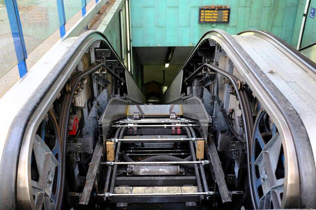 Defekte Rolltreppe an einer U-Bahnstation,in der Stadt Essen im Ruhrgebiet im Bundesland Nordrhein-Westfalen ( NRW ),fotografiert am 13.04.2020. Â