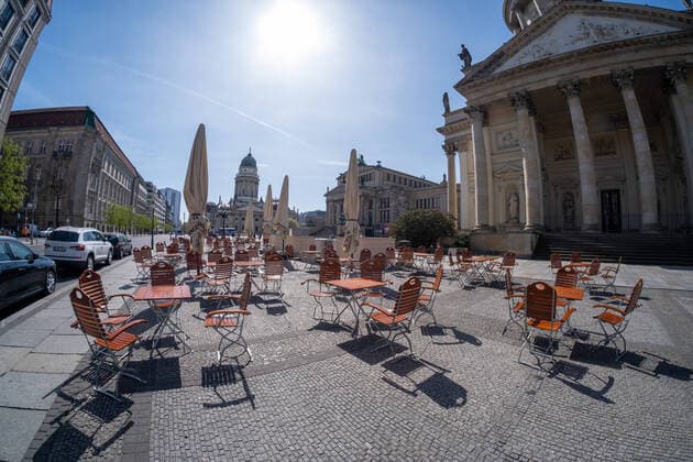 Leere Tische und Stühle eines Cafés am Gendarmenmarkt in Berlin bei besterm, sonnigem Frühlingswetter. Coronakrise - Leere Plätze