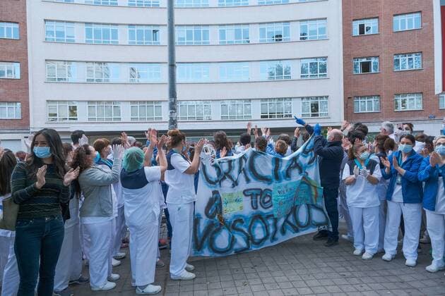 Medical staff from the Fundacion Jimenez Diaz Hospital gestures as neighbours applaud from their balconies in support of healthcare workers, during the coronavirus disease COVID 19 outbreak in Madrid, Spain April 13, 2020 Cordon Press