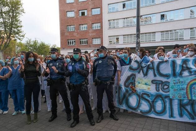 Begona Villacis of the Fundacion Jimenez Diaz Hospital gestures as neighbours applaud from their balconies in support of healthcare workers, during the coronavirus disease COVID 19 outbreak in Madrid, Spain April 13, 2020 Cordon Press