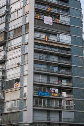 Medical staff from the Fundacion Jimenez Diaz Hospital gestures as neighbours applaud from their balconies in support of healthcare workers, during the coronavirus disease COVID 19 outbreak in Madrid, Spain April 13, 2020 Cordon Press