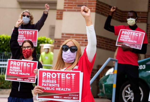 News Bilder des Tages April 13, 2020, Los Angeles, California, U.S: Nurses and healthcare workers in a protest for the lack of personal protective equipment at UCLA Medical Center in Santa Monica, California, Monday April 13, 2020. Los Angeles U.S. - ZUMAc68_ 20200413_zaf_c68_021 Copyright: xRingoxChiux