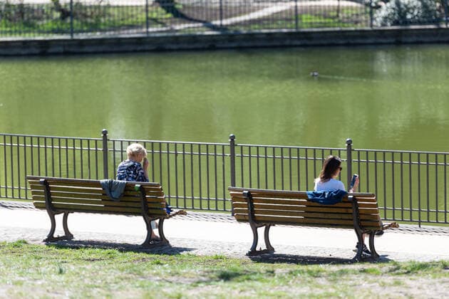 Viele Menschen verbringen den Ostersonntag unter Einhaltung der Abstandsregeln und Kontaktbeschränkung im Volkspark Friedrichshain. Coronakrise - Ostersonntag im Park
