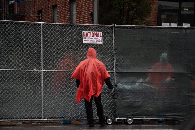 April 13, 2020, Brookyln, United States: Hospital workers load a body onto a portable morgue outside the Brooklyn hospital amid the coronavirus outbreak..New York has surpassed 10,000 confirmed coronavirus deaths. Brookyln United States - ZUMAs197 20200413_zaa_s197_248 Copyright: xBraulioxJatarx