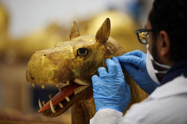 (200413) -- GIZA (EGYPT), April 13, 2020 (Xinhua) -- An archeologist wearing a face mask works in the Grand Egyptian Museum (GEM) in Giza, Egypt, on April 13, 2020. Egypt reported on Monday 125 new COVID-19 infections and five deaths, bringing the death toll in the country to 164, while the number of the confirmed cases jumped to 2,190. (Xinhua Ahmed Gomaa) EGYPT-GIZA-GRAND EGYPTIAN MUSEUM-COVID-19-MEASURES 
