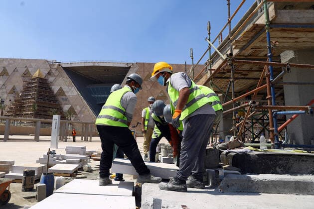 (200413) -- GIZA (EGYPT), April 13, 2020 (Xinhua) -- Builders wearing face masks work near the Grand Egyptian Museum (GEM) in Giza, Egypt, on April 13, 2020. Egypt reported on Monday 125 new COVID-19 infections and five deaths, bringing the death toll in the country to 164, while the number of the confirmed cases jumped to 2,190. (Xinhua Ahmed Gomaa) EGYPT-GIZA-GRAND EGYPTIAN MUSEUM-COVID-19-MEASURES 