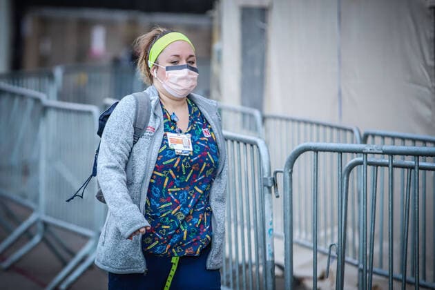 April 13, 2020, New York, NEW YORK, EUA: People wearing protective masks are seen walking the streets of New York during the COVID-19 coronavirus pandemic in the United States. New York EUA - ZUMAc233 47185334st Copyright: xVanessaxCarvalhox