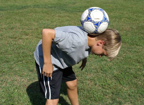 Freizeit Trend: Football Freestyle Boy balancing soccer ball on his back. 11 year old boy in South Carolina performing a juggling trick.  Copyright: xappraisal57x 605691