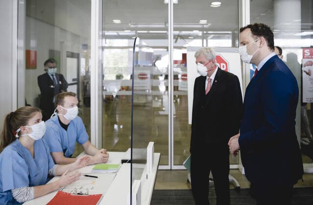 Bundesgesundheitsminister Jens Spahn (CDU) im Rahmen eines Besuchs der Universitaetsklinik Giessen am 14.04.2020. Giessen Germany
