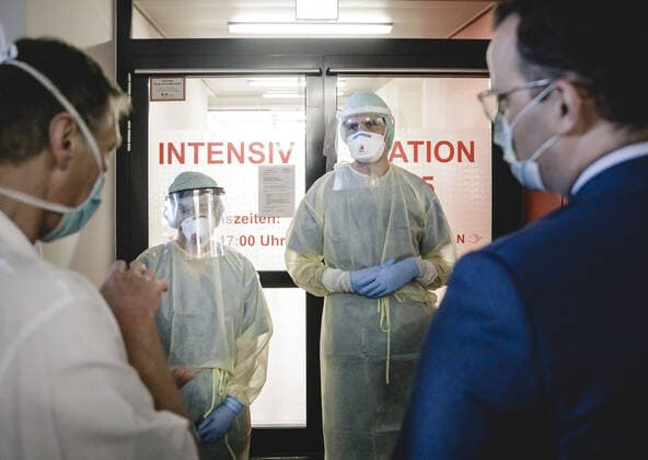 Bundesgesundheitsminister Jens Spahn (CDU) im Rahmen eines Besuchs der Universitaetsklinik Giessen am 14.04.2020. Giessen Germany