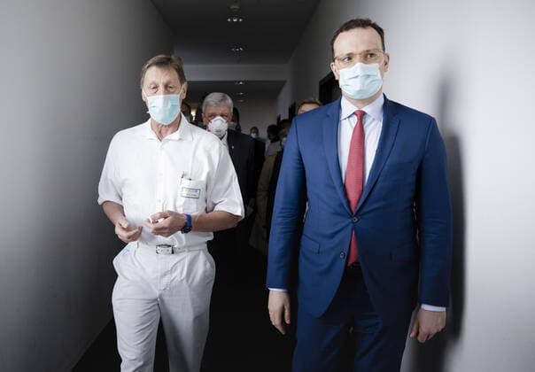 Bundesgesundheitsminister Jens Spahn (CDU) im Rahmen eines Besuchs der Universitaetsklinik Giessen am 14.04.2020. Giessen Germany