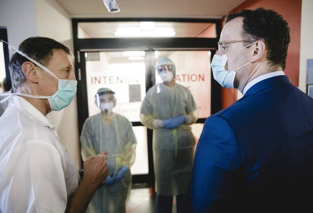 Bundesgesundheitsminister Jens Spahn (CDU) im Rahmen eines Besuchs der Universitaetsklinik Giessen am 14.04.2020. Giessen Germany