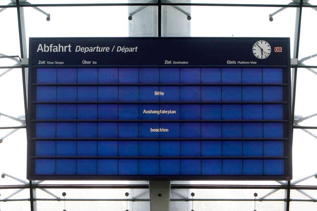 Anzeigetafel der DB Deutsche n Bahn mit Schriftzug bitte Aushangfahrpläne beachten während einer technischen Störung im Bahnhof Frankfurt Flughafen Fernbahnhof, Hessen, Deutschland