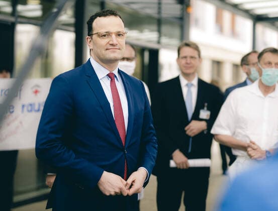 Bundesgesundheitsminister Jens Spahn (CDU) spricht zur Presse im Rahmen eines Besuchs der Universitaetsklinik Giessen am 14.04.2020. Giessen Germany