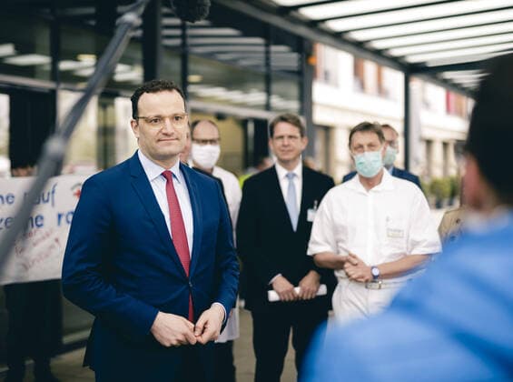Bundesgesundheitsminister Jens Spahn (CDU) spricht zur Presse im Rahmen eines Besuchs der Universitaetsklinik Giessen am 14.04.2020. Giessen Germany