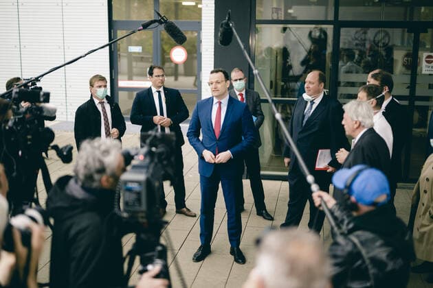 Bundesgesundheitsminister Jens Spahn (CDU) spricht zur Presse im Rahmen eines Besuchs der Universitaetsklinik Giessen am 14.04.2020. Giessen Germany