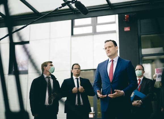 Bundesgesundheitsminister Jens Spahn (CDU) spricht zur Presse im Rahmen eines Besuchs der Universitaetsklinik Giessen am 14.04.2020. Giessen Germany