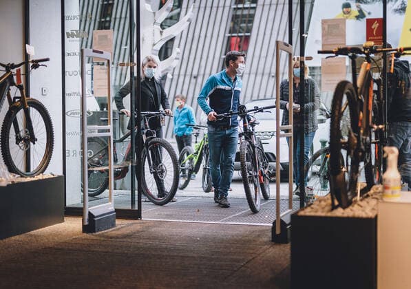 Kaprun THEMENBILD - Mitarbeiter eines Fahrradgeschaeftes oeffnet den Shop waehrend der Coronavirus Pandemie. Ab heute sperren zahlreiche Handelsgeschaefte nach dem einmonatigen Shutdown wieder auf. Zell am See Kaprun am Dienstag 14. April 2020. Employee of a bicycle shop opens the shop during the World Wide Coronavirus Pandemic. Starting today, many shops will re open after the one-month shutdown in Kaprun, Austria on 2020 04 14.