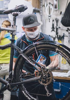 Kaprun THEMENBILD - Mitarbeiter eines Fahrradgeschaeftes repariert ein Fahrrad waehrend der Coronavirus Pandemie. Ab heute sperren zahlreiche Handelsgeschaefte nach dem einmonatigen Shutdown wieder auf. Zell am See Kaprun am Dienstag 14. April 2020. Bicycle shop employee repairs a bicycle during the World Wide Coronavirus Pandemic. Starting today, many shops will re open after the one-month shutdown in Kaprun, Austria on 2020 04 14.