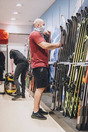 Kaprun THEMENBILD - Mitarbeiter eines Sportartikelgeschaeftes waehrend der Coronavirus Pandemie. Ab heute sperren zahlreiche Handelsgeschaefte nach dem einmonatigen Shutdown wieder auf. Zell am See Kaprun am Dienstag 14. April 2020. Employee of a sporting equipment store during the World Wide Coronavirus Pandemic. Starting today, many shops will re open after the one-month shutdown in Kaprun, Austria on 2020 04 14.