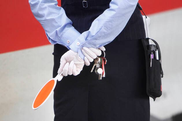 Zugbegleiterin der DB Deutsche n Bahn AG trägt während der Zugabfertigung eines ICE Einweghandschuhe im Hauptbahnhof Mannheim, Baden Württemberg, Deutschland
