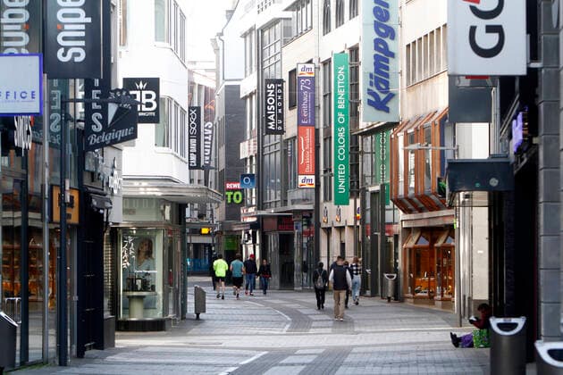 Nahezu menschenleere Einkaufsstraße und Fußgängerzone Hohe Straße in der Innenstadt Köln am Ostermontag, Nordrhein Westfalen, Deutschland