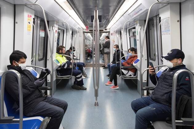 Several commuters sit a subway train in Barcelona, northeastern Spain, 14 April 2020. Central government decided that some non-essential economic activities resume its work from 13 April after two weeks amid the lockdown caused by coronavirus outbreak. Coronavirus crisis !ACHTUNG: NUR REDAKTIONELLE NUTZUNG!  Copyright: xMartaxPerezx GRAFCAT4854 20200414-637224646820907807